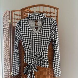 BEBE keyhole sleeves knit top